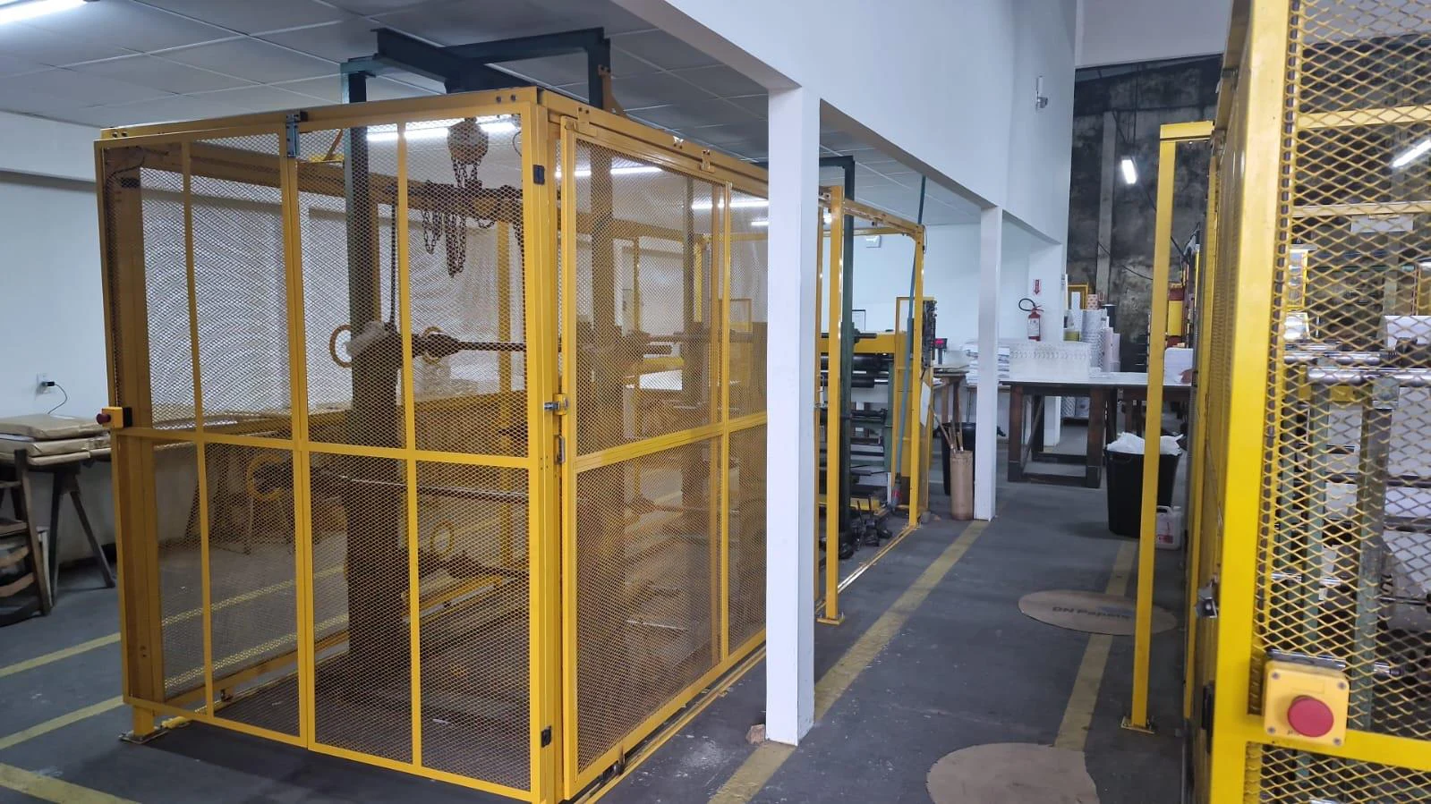 Equipamentos do parque fabril da Sol Nascente Papéis, com proteções de segurança amarelas